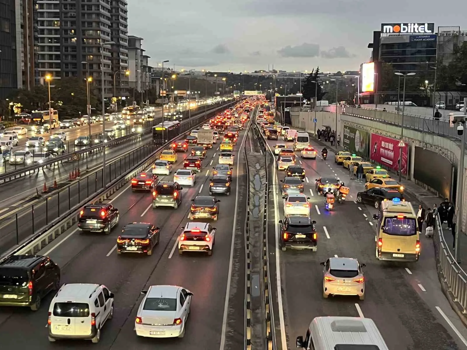 İstanbul’da akşam iş çıkış saatlerinde trafik yoğunluğu yüzde 69’a ulaştı.