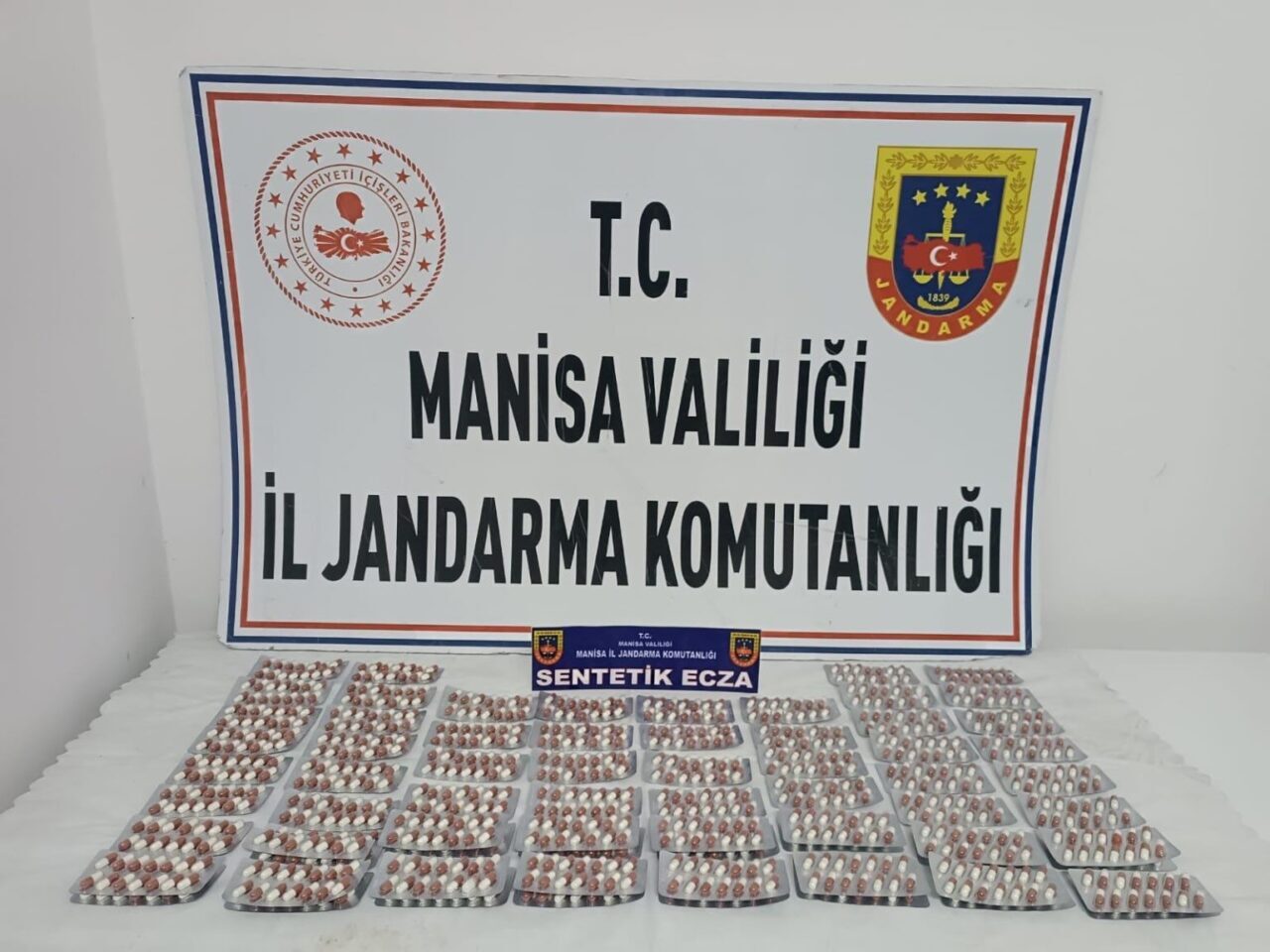 Manisa İl Jandarma Komutanlığı ekiplerince Saruhanlı ilçesinde düzenlenen operasyonda bin