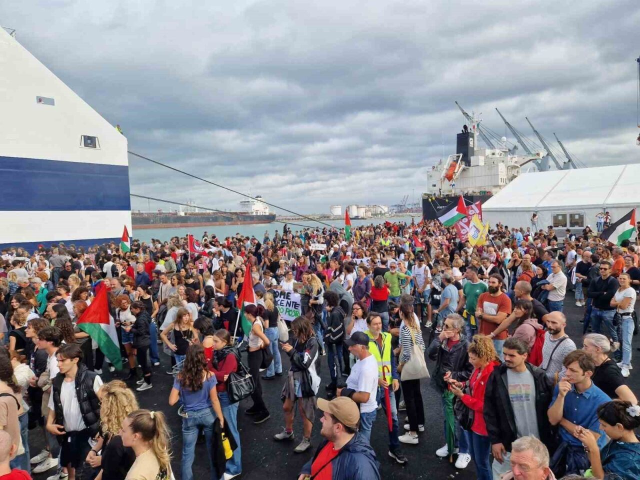 İtalya genelinde binlerce kişi, sendikaların “Gazze’deki soykırımı kınamak” ve “İsrail’e