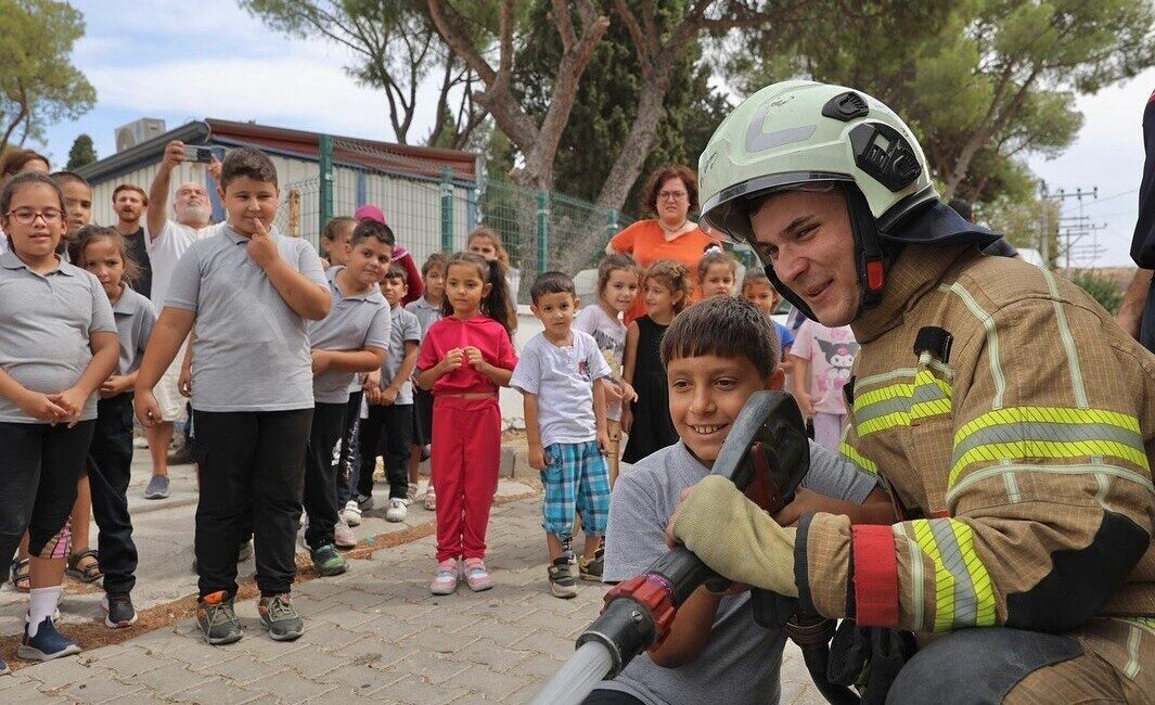 İzmir’in Aliağa ilçesinde Çaltıdere İlkokulu’nu ziyaret eden İtfaiye Grup Amirliği