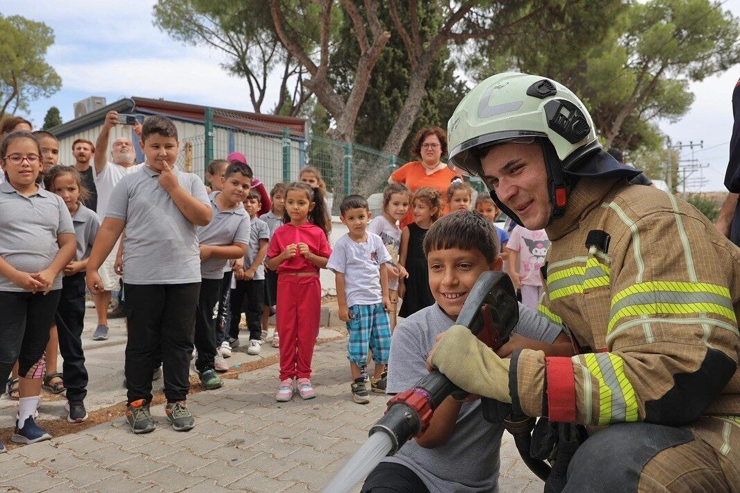 İzmir’in Aliağa ilçesinde Çaltıdere İlkokulu’nu ziyaret eden İtfaiye Grup Amirliği