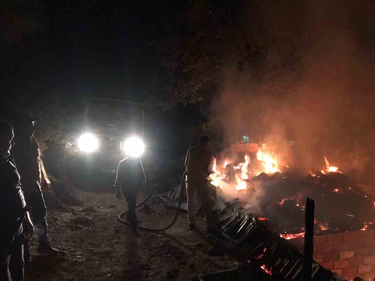 Balıkesir’in İvrindi ilçesinde sabaha karşı çıkan yangında hayvan dolu dam