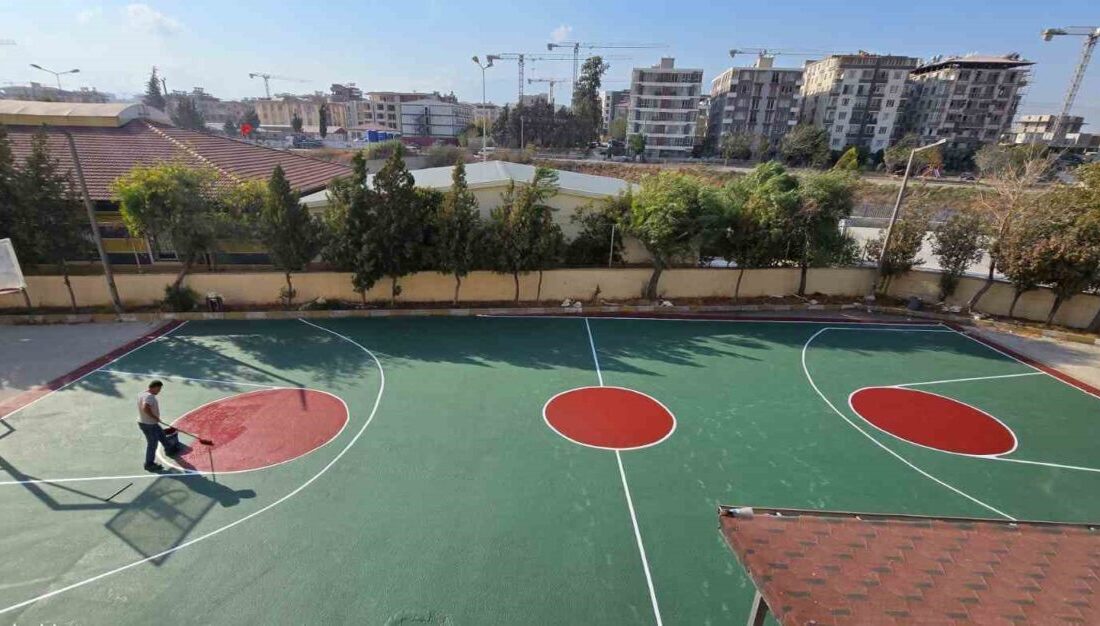 İzmir Arama Kurtarma Derneği (İZAKUT) gönüllüleri, Hatay’ın Defne ilçesinde Sümerler