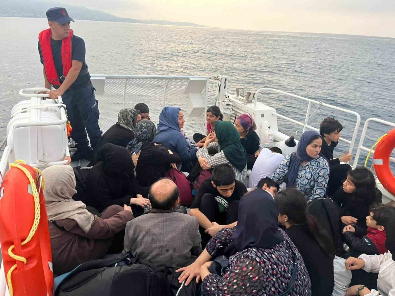 Sahil Güvenlik ve jandarma ekiplerinin İzmir’de gerçekleştirdiği üç ayrı operasyonda