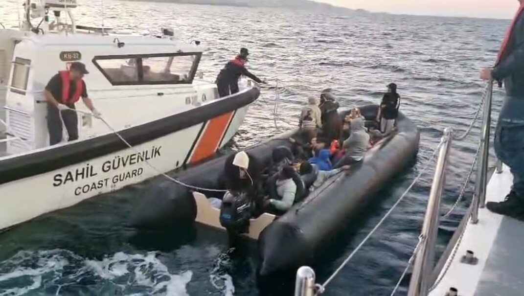 İzmir’in Seferihisar ve Dikili ilçelerinde Sahil Güvenlik ekipleri tarafından düzenlenen