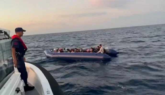 İzmir’in Çeşme ve Urla ilçelerinde Sahil Güvenlik Komutanlığı ekiplerince düzenlenen