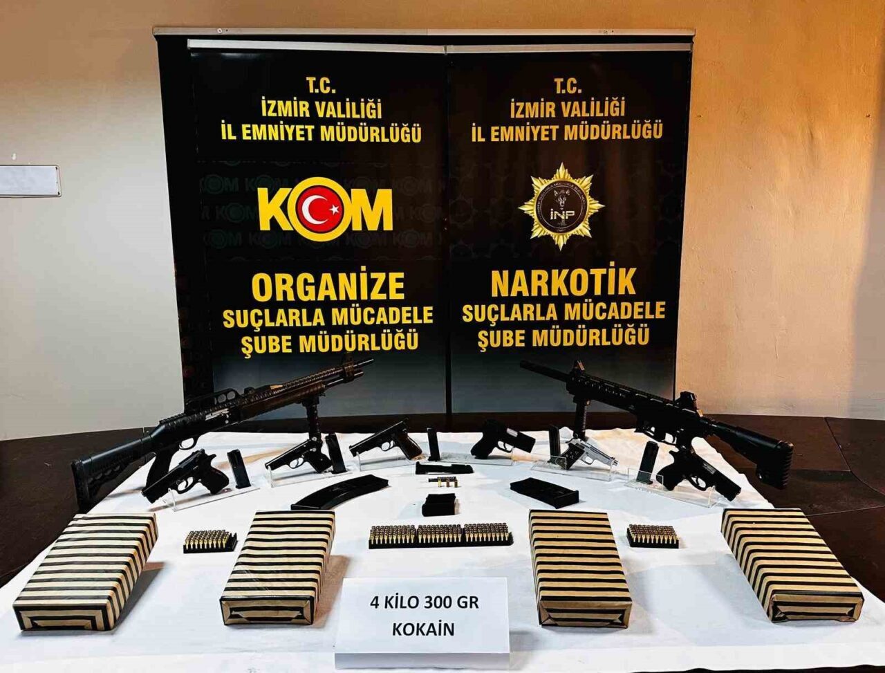 İzmir’de polis ekipleri tarafından bir adrese yönelik operasyonda 4 kilo