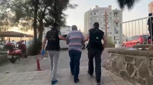 İzmir’de 94 adrese düzenlenen eş zamanlı operasyonda, çeşitli suçlardan aranması