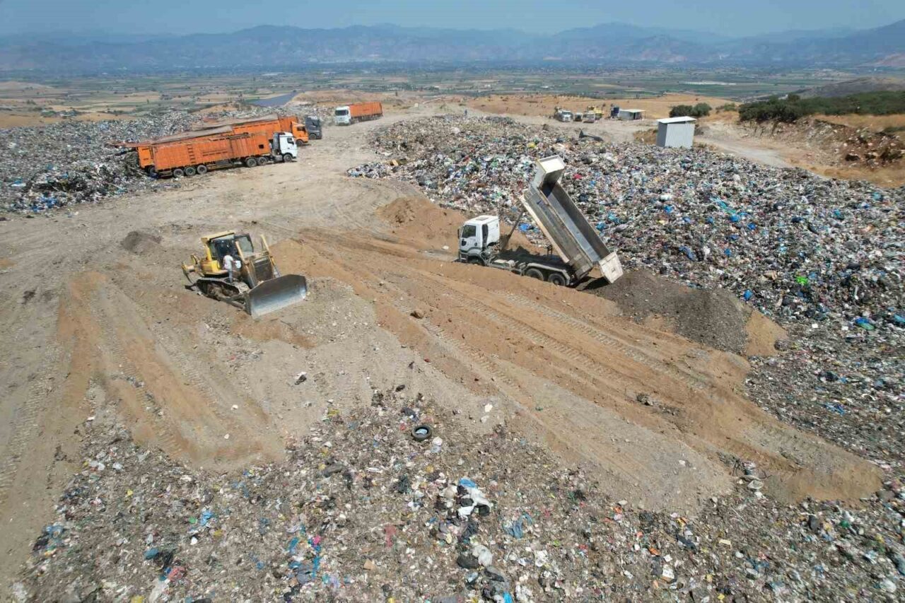 İzmir Büyükşehir Belediyesinin, kentin çöpünü Tire ilçesindeki bir mera alanına