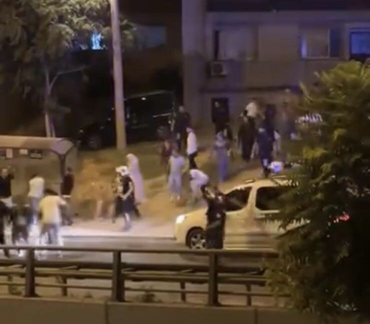 İzmir’in Karabağlar ilçesinde bir düğün salonunda iki grup arasında çıkan