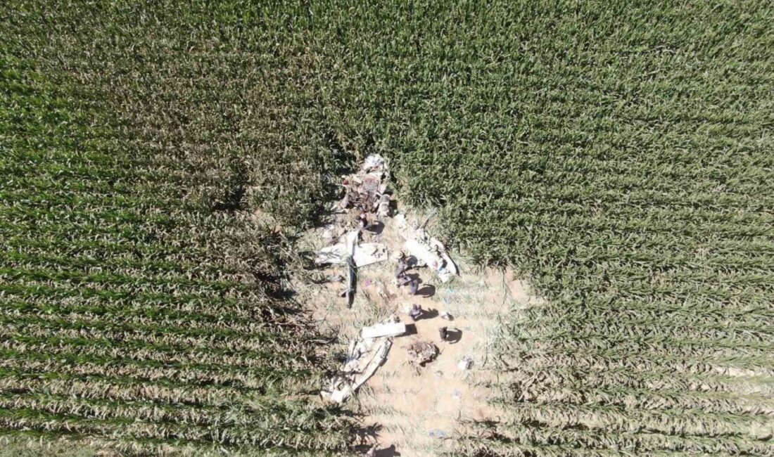 İzmir’in Torbalı ilçesinde kaza kırıma uğrayan eğitim uçağının enkazı kaldırılırdı.