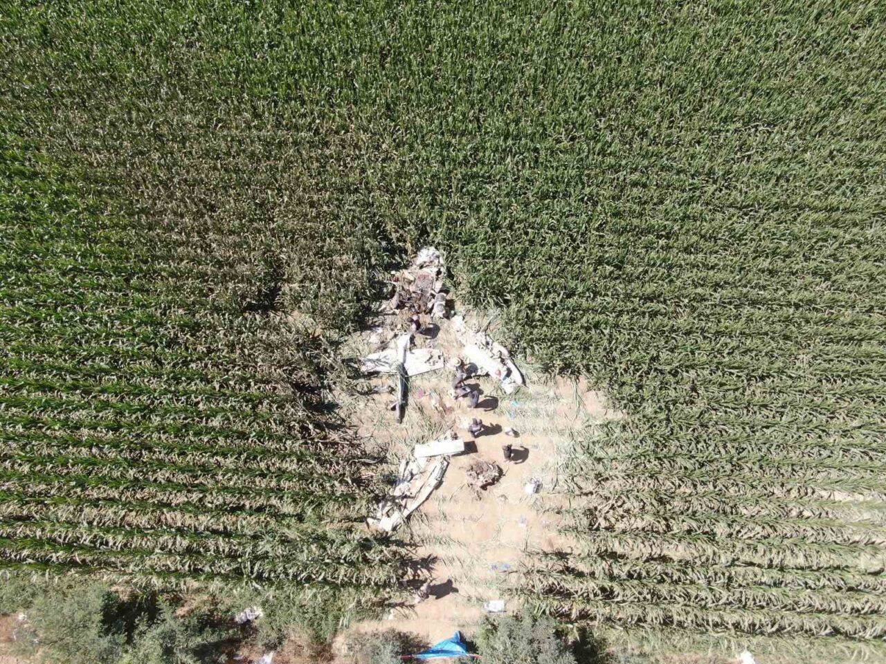 İzmir’in Torbalı ilçesinde kaza kırıma uğrayan eğitim uçağının enkazı kaldırılırdı.