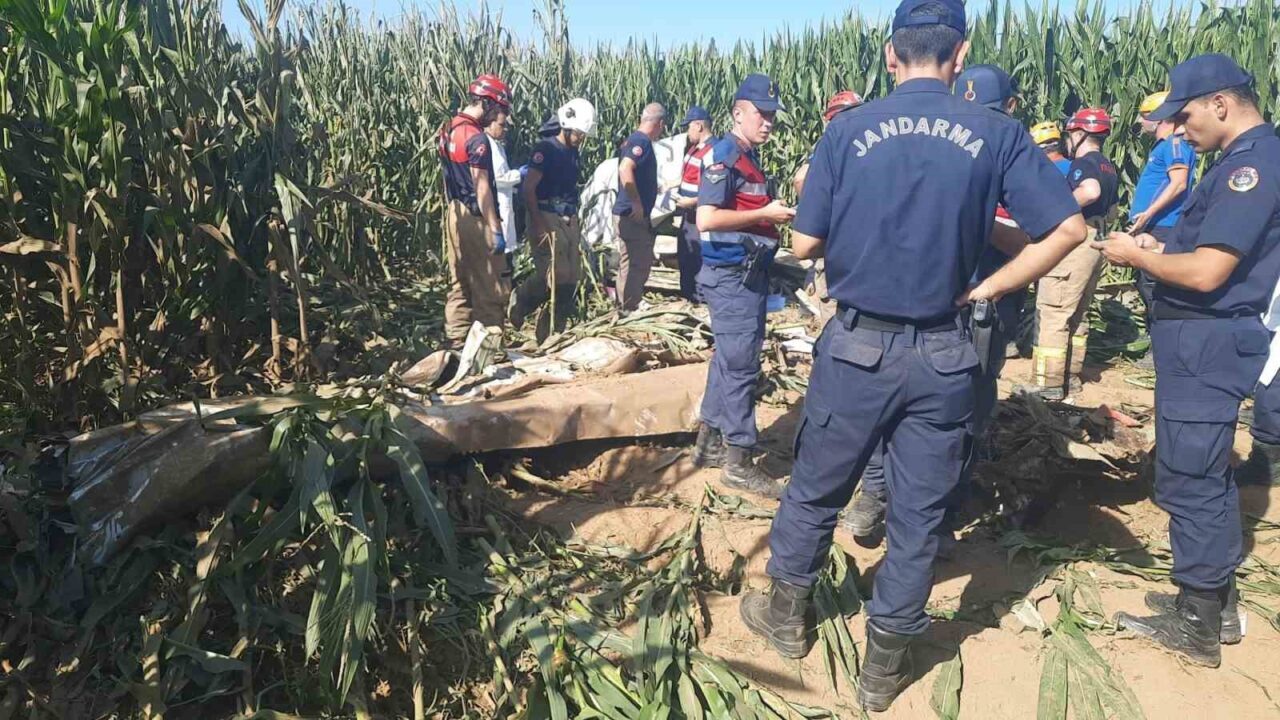 İzmir’in Torbalı ilçesinde eğitim amaçlı havalanan bir eğitim uçağı mısır