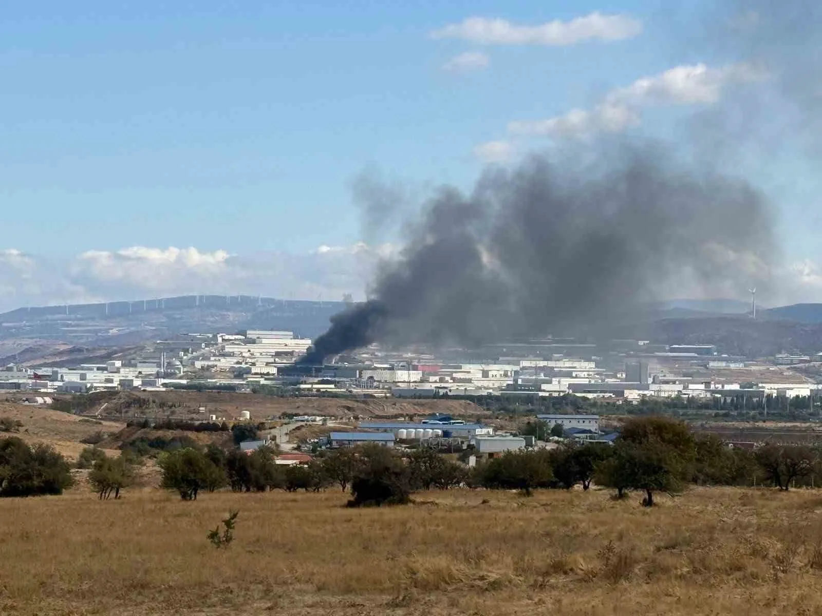 İzmir’in Aliağa ilçesinde bir çelik konstrüksiyon fabrikasında çıkan yangın korkuttu.