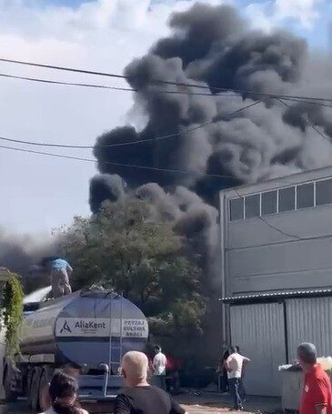 İzmir’in Aliağa ilçesinde, bir lastik tamircisinin önünde çıkan yangın, itfaiye