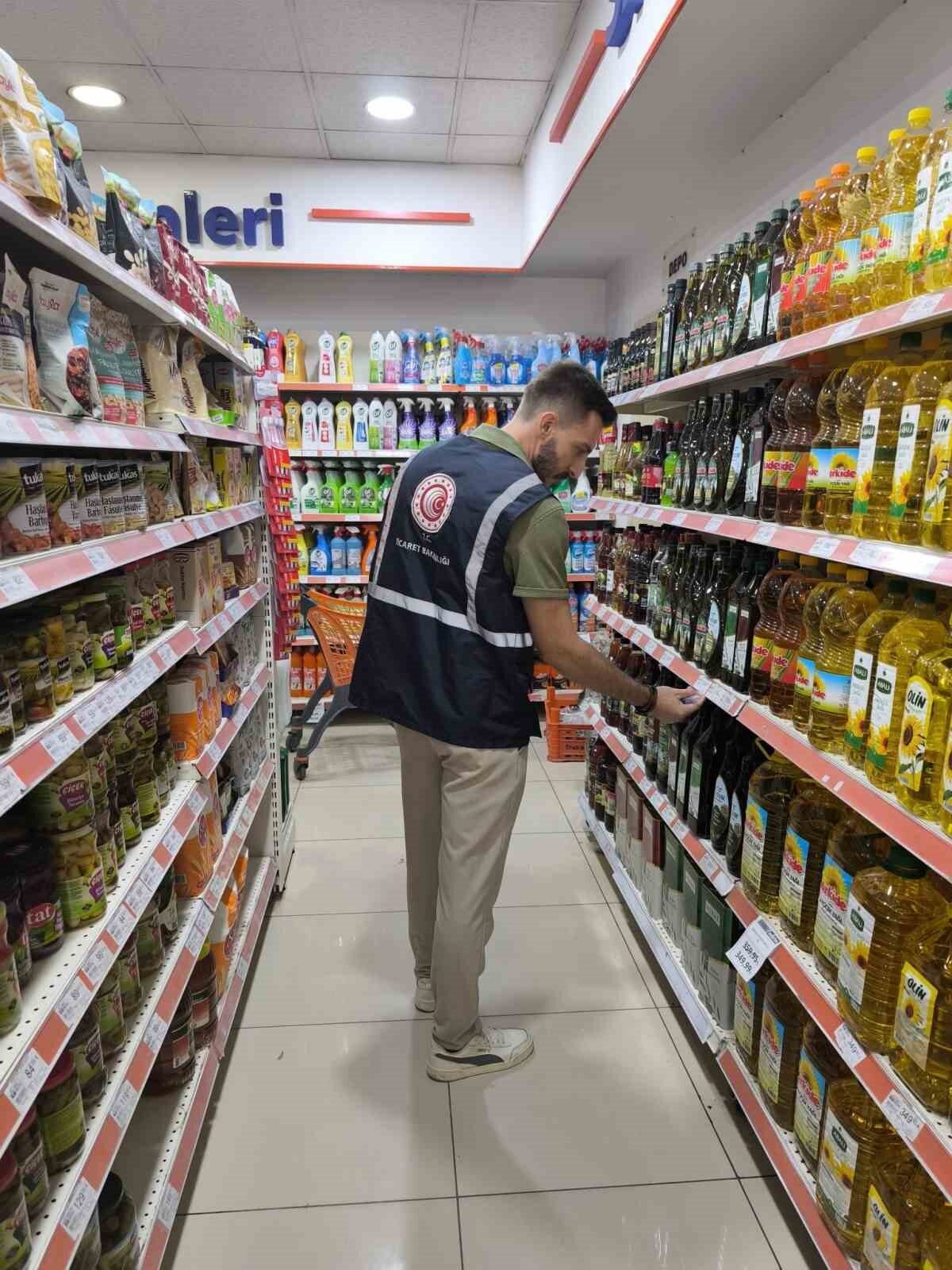 İzmir Ticaret İl Müdürlüğü ekipleri, fahiş fiyat artışlarının önüne geçmek,