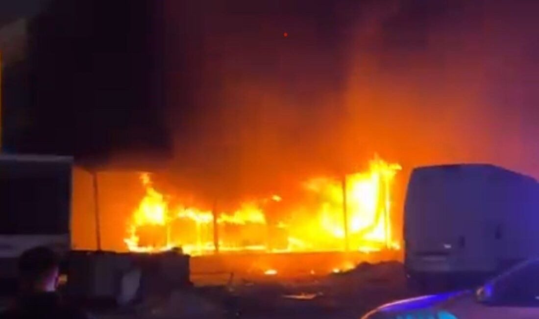 İzmir’in Gaziemir ilçesinde bir mobilya fabrikasında çıkan yangın paniğe neden