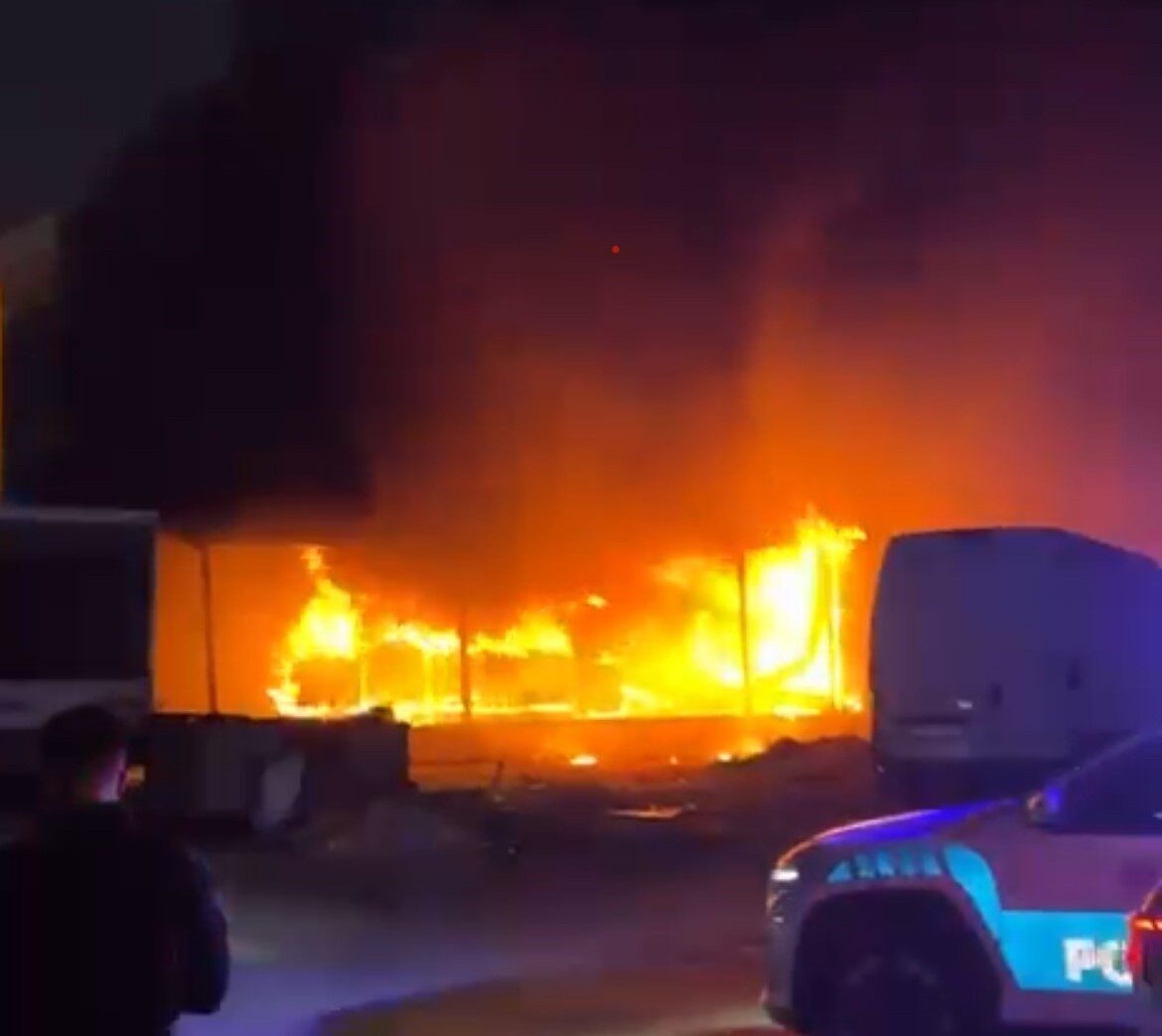 İzmir’in Gaziemir ilçesinde bir mobilya fabrikasında çıkan yangın paniğe neden