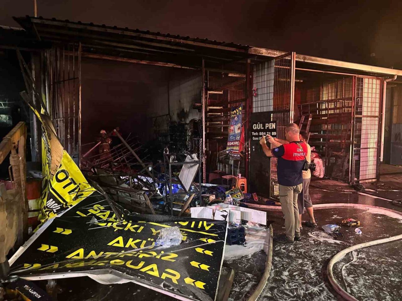 İzmir’in Kemalpaşa ilçesine bağlı Bağyurdu Mahallesi Sanayi Sitesi’nde çıkan yangında