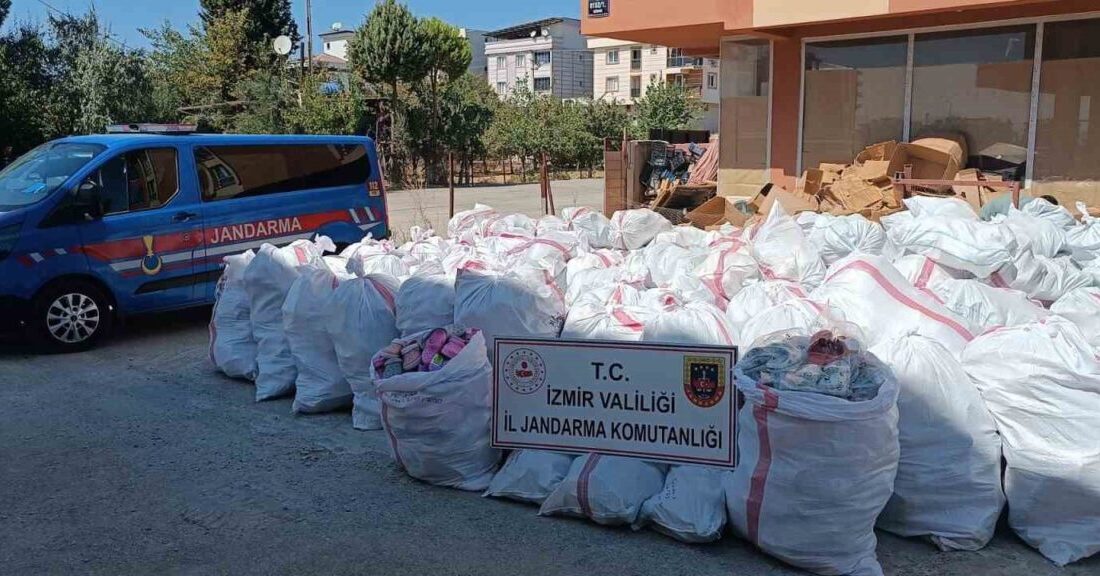 İzmir’de düzenlenen operasyonda yaklaşık 5 milyon TL değerinde taklit ürün