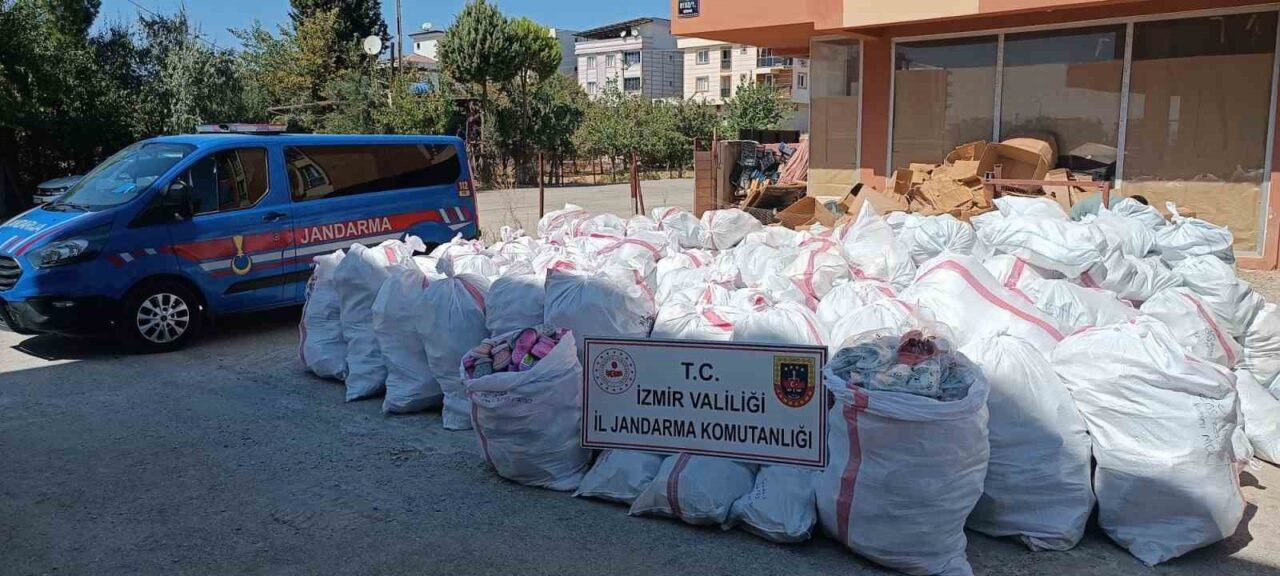 İzmir’de düzenlenen operasyonda yaklaşık 5 milyon TL değerinde taklit ürün