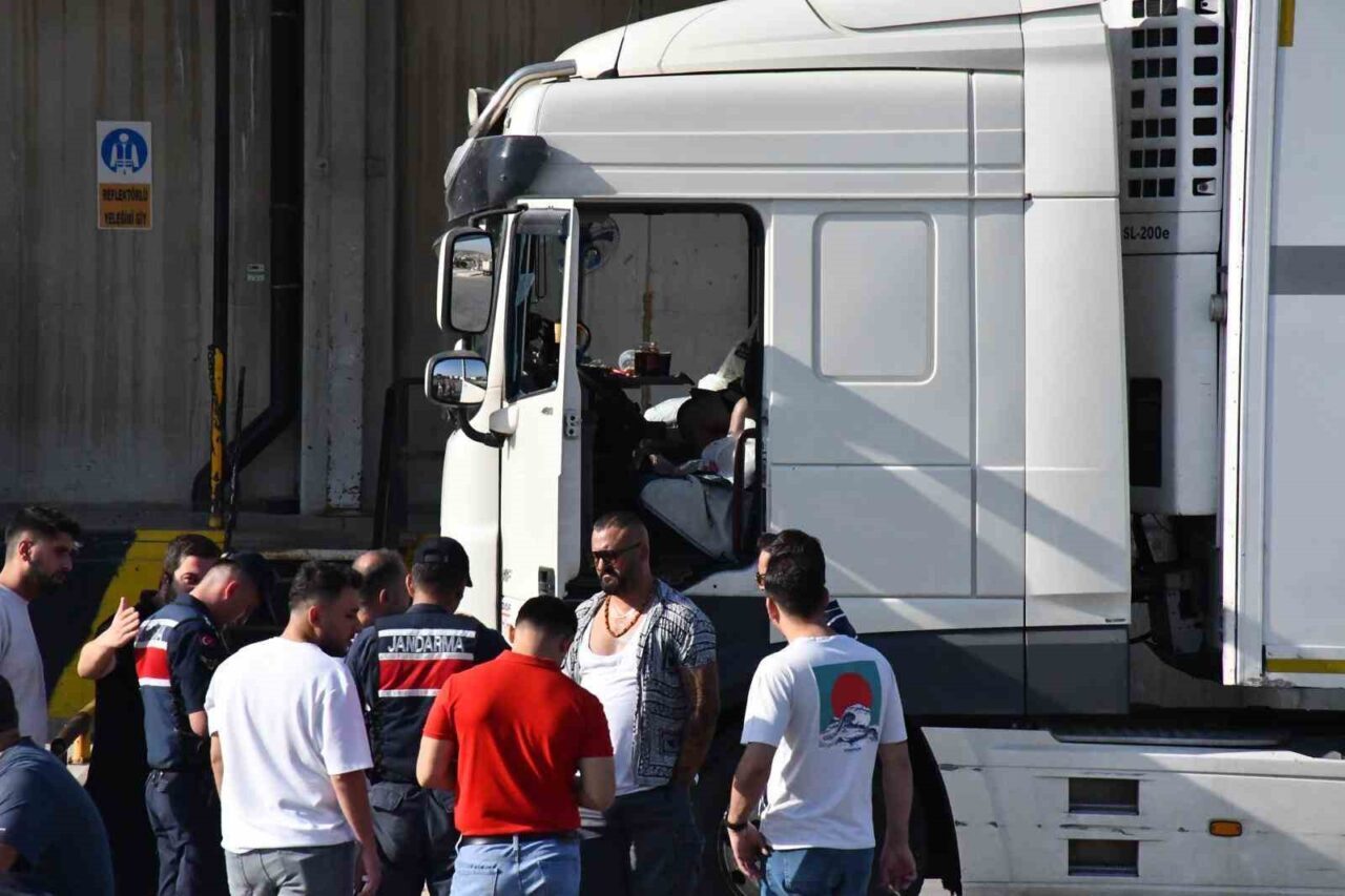 İzmir’de bir zincir markete ait ürünleri taşıyan tır sürücüsü, park
