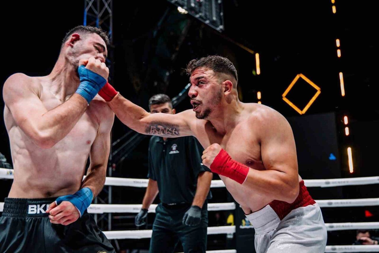 İzmirli şampiyon boksör Emircan Gülşen, Karadağ’ın Budva şehrinde düzenlenen Bare