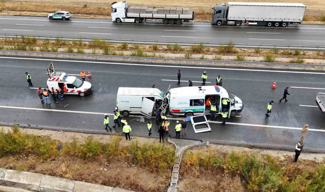 Aksaray’da otoyolda jandarma aracına minibüsün çarpması sonucu 2 askeri personel