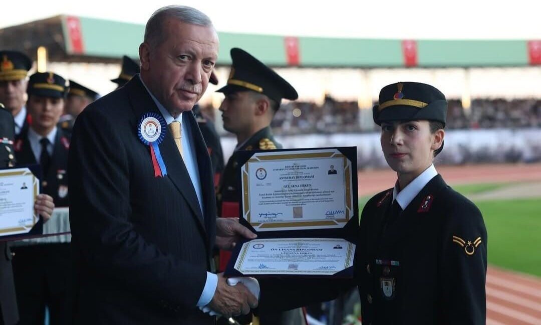 Jandarma Astsubay Meslek Yüksekokulu’nu birincilikle tamamlayan Polatlılı Gülsena Erken, diplomasını