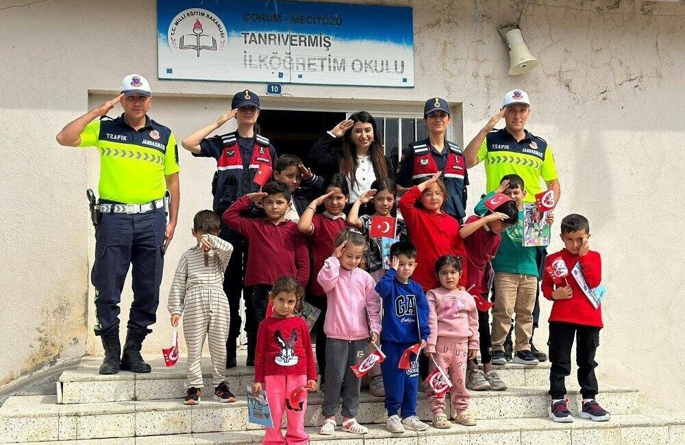 Çorum’da jandarma ekipleri tarafından kul çevreleri ve öğrenci servislerine yönelik