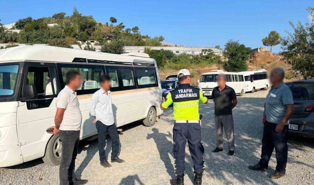 Antalya’nın Gazipaşa ilçesinde jandarma ekipleri, 2025-2026 eğitim yılıyla birlikte okul