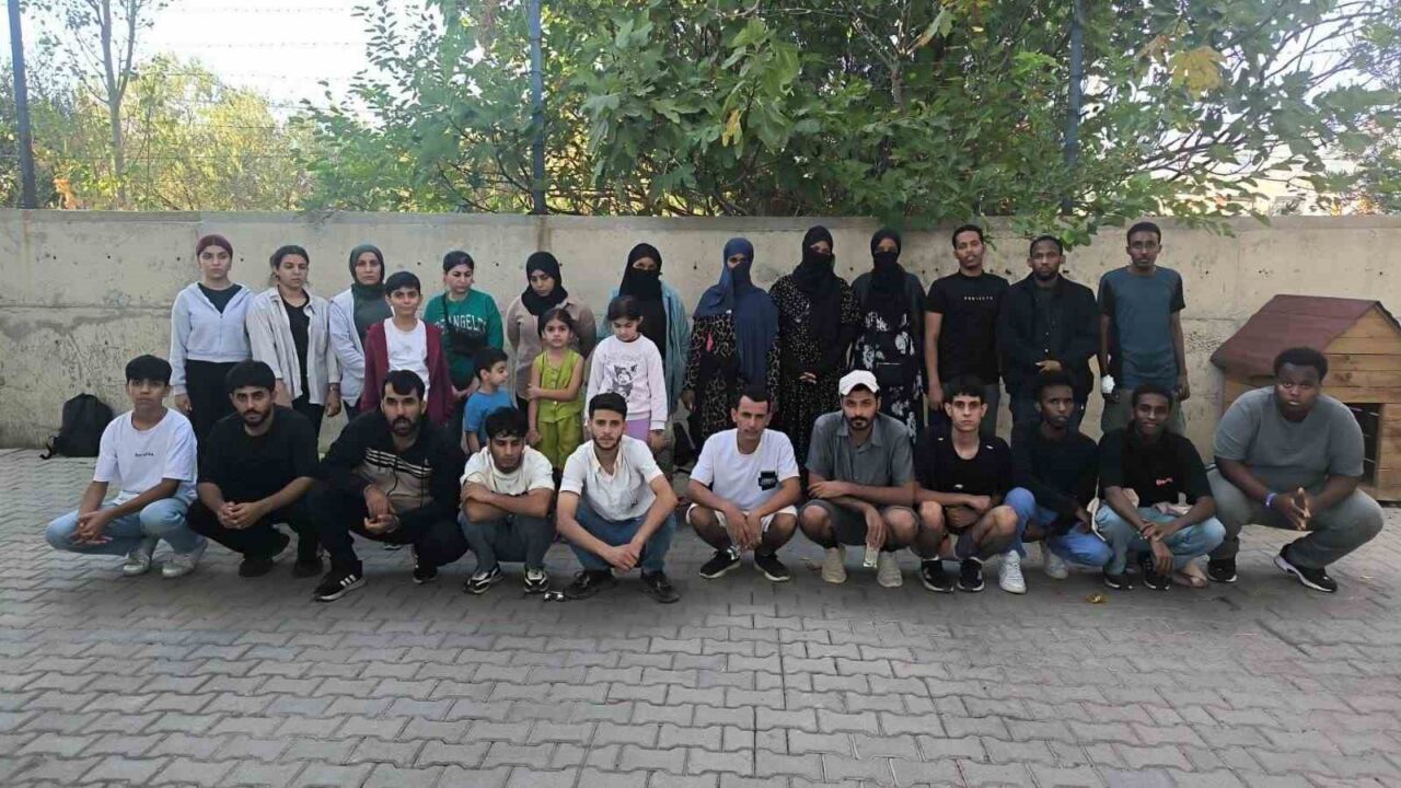 Balıkesir’in Edremit ilçesi Narlı Mahallesi’nde jandarma ekiplerinin göçmen kaçakçılığı ile