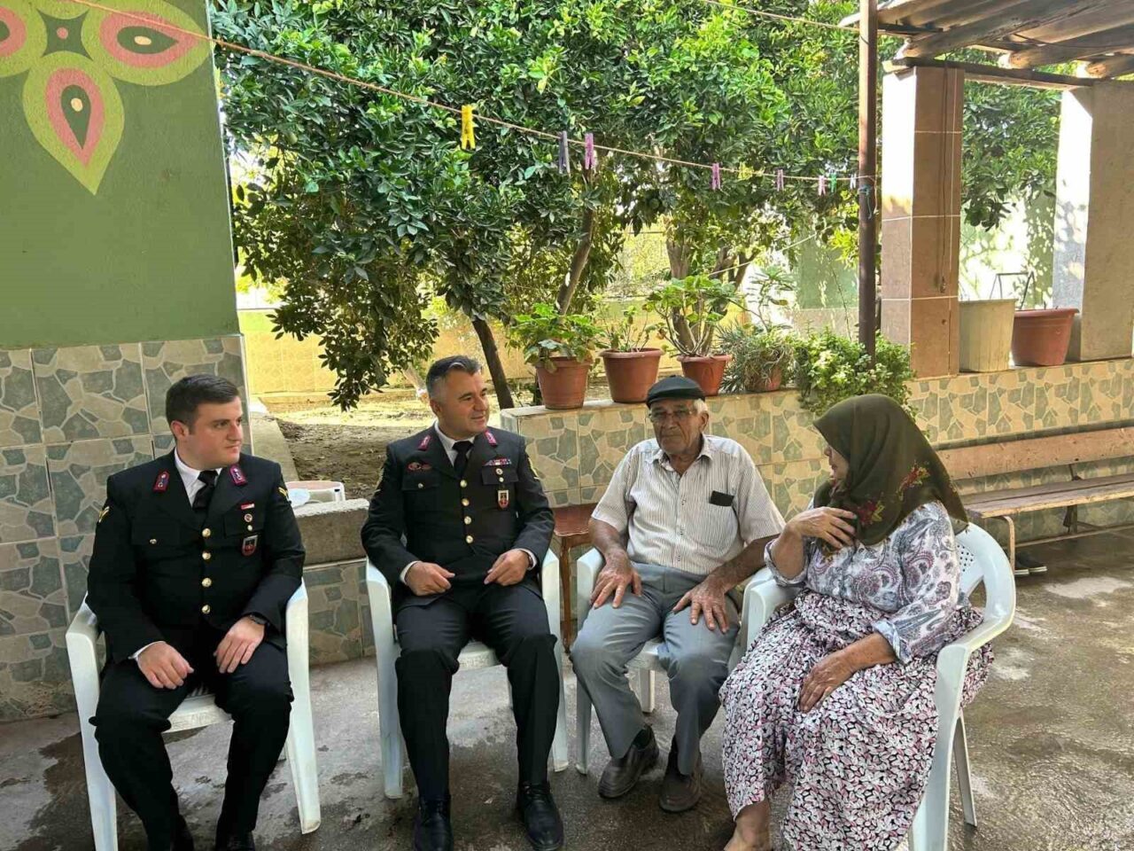 Aydın’ın Çine ilçesinde yaşayan şehit ailelerini unutmayan jandarma ekipleri, her