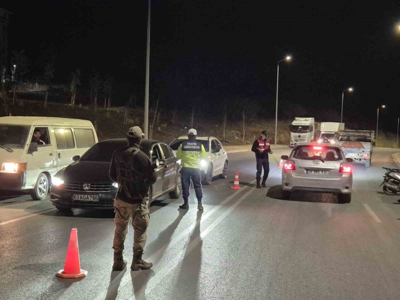 Adıyaman’ın Gölbaşı ilçe Jandarma Komutanlığı ekiplerince asayiş ve güvenlik uygulaması