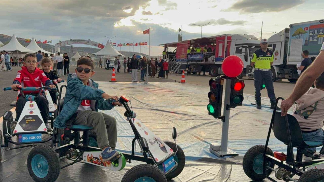 Afyonkarahisar’da jandarma ekipleri trafik kazaları ile çocuklara ve gençlere uygulamalı