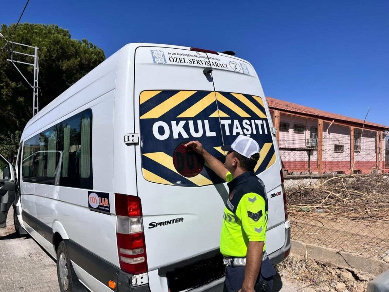 Aydın’ın Germencik ilçesinde okul servis araçları denetlenirken, servis personeline ve