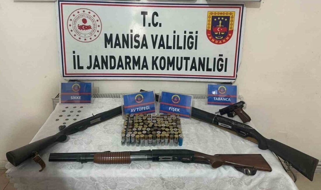 Manisa’nın Salihli ilçesinde jandarma ekiplerinin düzenlediği operasyonda bir evden ruhsatsız