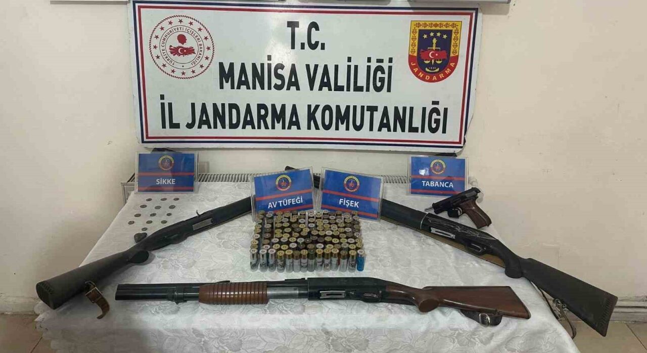 Manisa’nın Salihli ilçesinde jandarma ekiplerinin düzenlediği operasyonda bir evden ruhsatsız