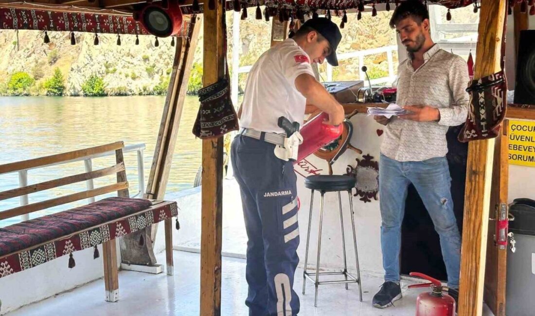 Şanlıurfa’nın Halfeti ilçesinde su üzerinde devriye gezen jandarma ekipleri, teknelerde