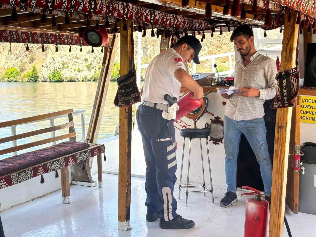 Şanlıurfa’nın Halfeti ilçesinde su üzerinde devriye gezen jandarma ekipleri, teknelerde