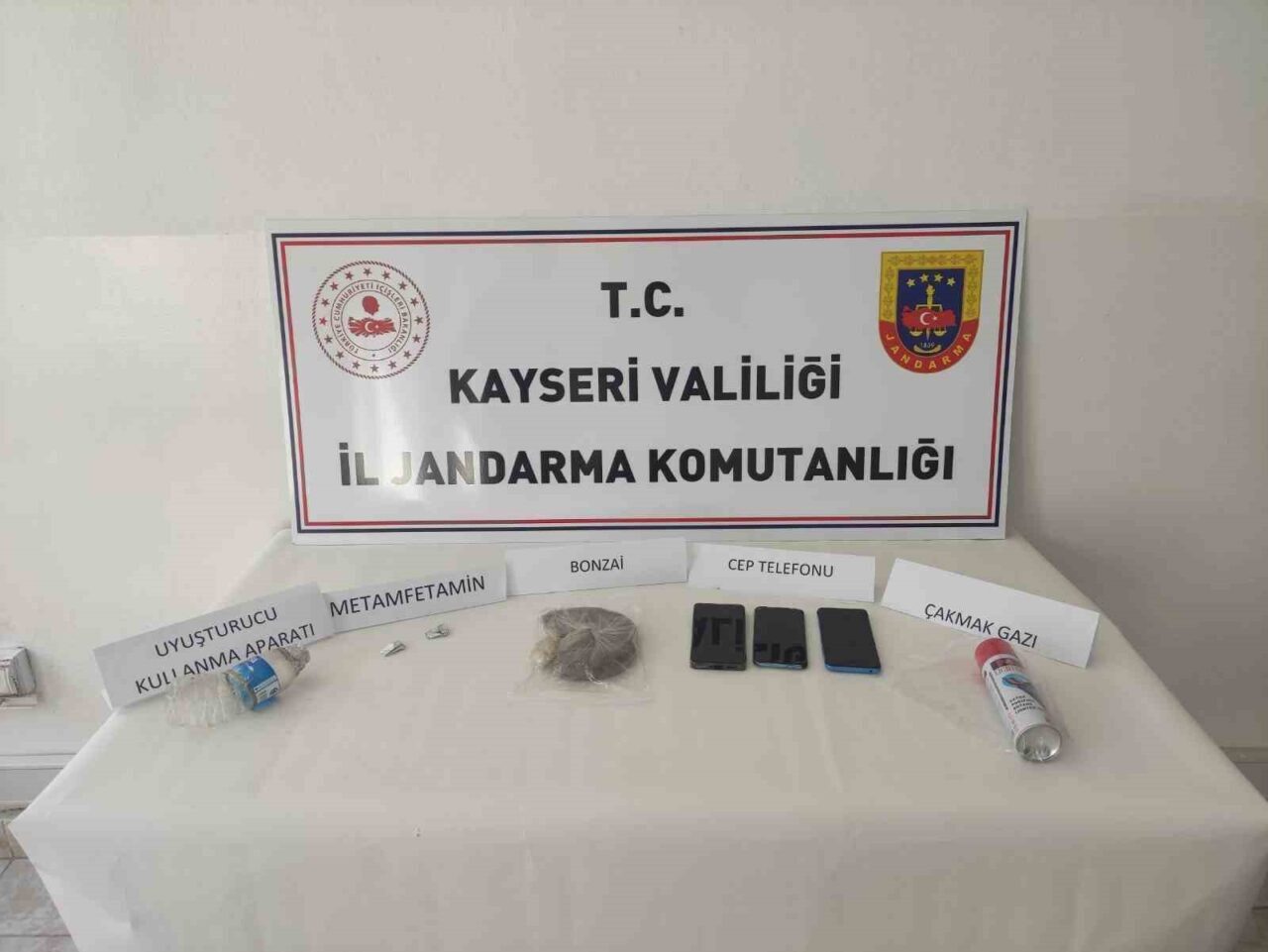 Kayseri’de jandarma ekipleri tarafından düzenlenen uyuşturucu operasyonunda 100 gram uyuşturucu