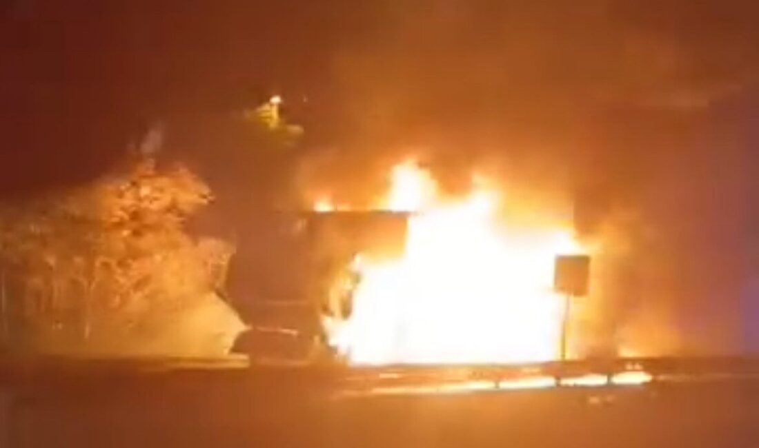 Eskişehir’de jantından çıkan kıvılcımla tutuşan tır itfaiyenin müdahalesiyle söndürüldü. Küle