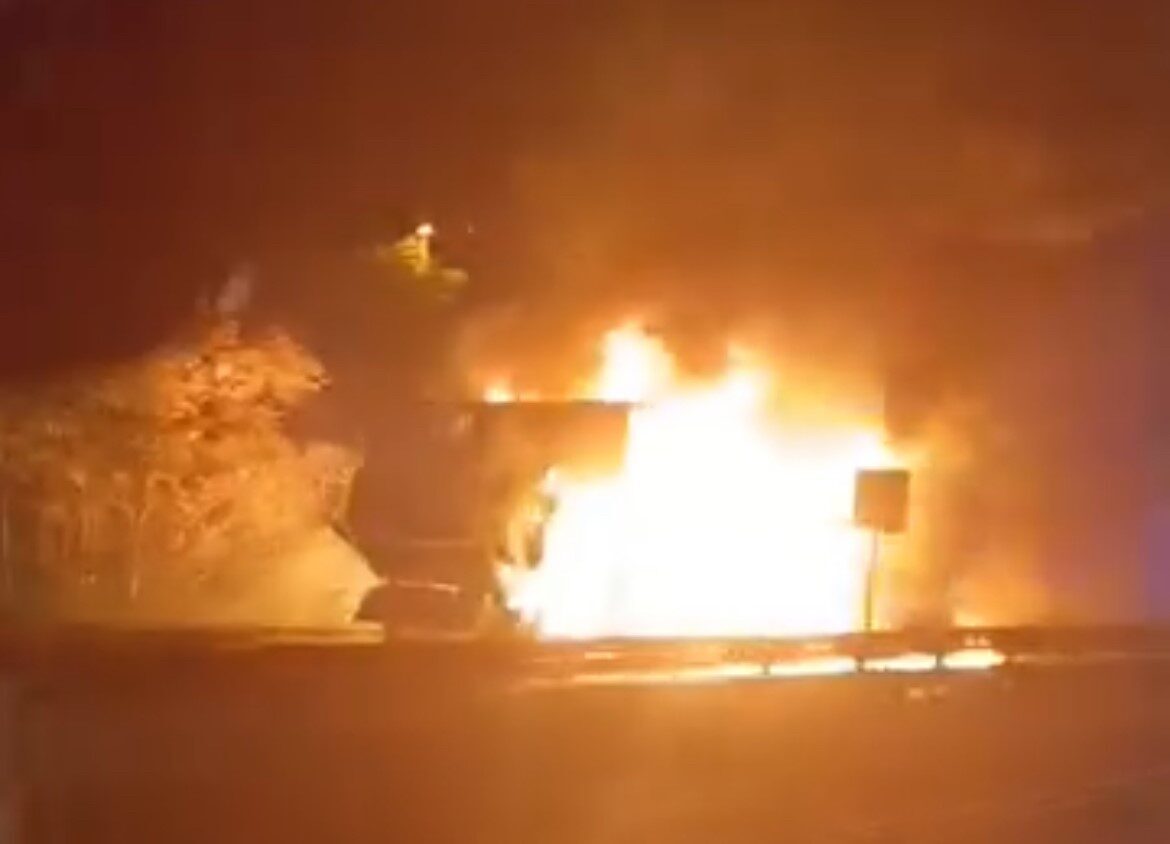 Eskişehir’de jantından çıkan kıvılcımla tutuşan tır itfaiyenin müdahalesiyle söndürüldü. Küle