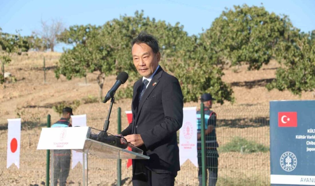 Japonya Altes Prensesi Akiko Mikasa ile birlikte Ayanlar Höyük’teki kazı