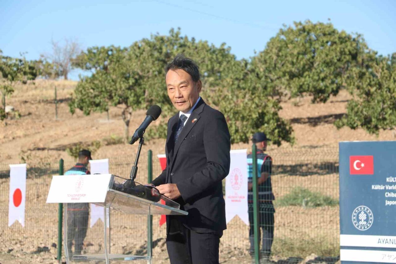 Japonya Altes Prensesi Akiko Mikasa ile birlikte Ayanlar Höyük’teki kazı