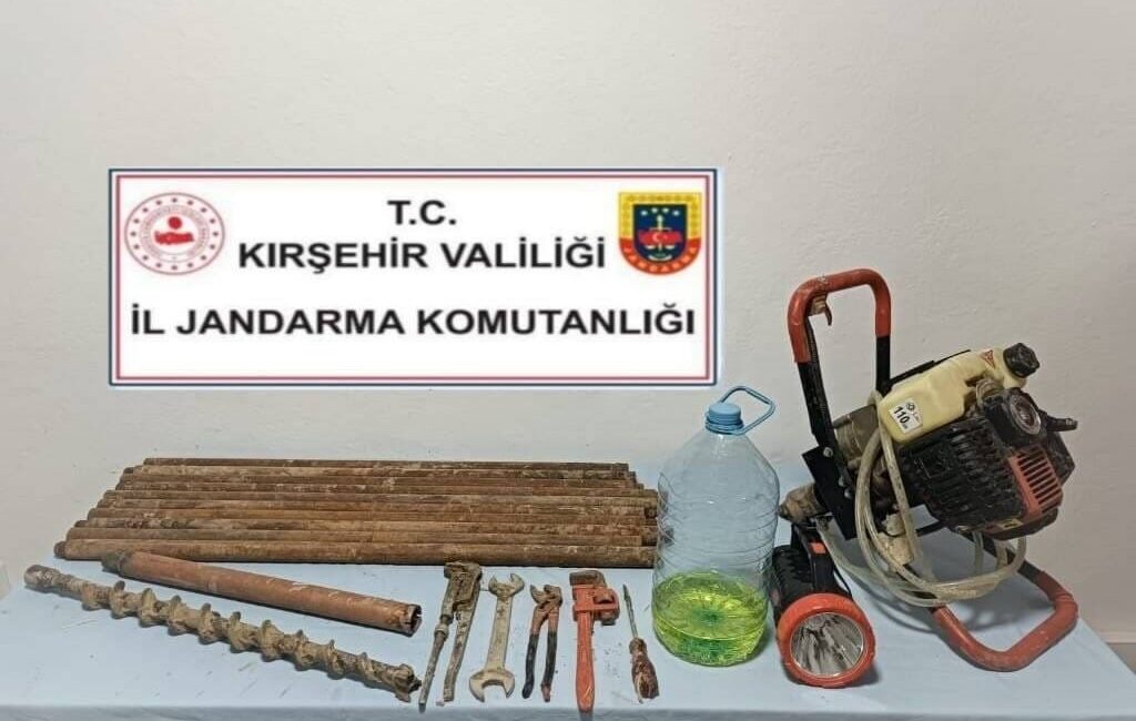 Kırşehir’in Mucur ilçesinde izinsiz kazı yaptığı belirlenen 2 şüpheli, jandarma