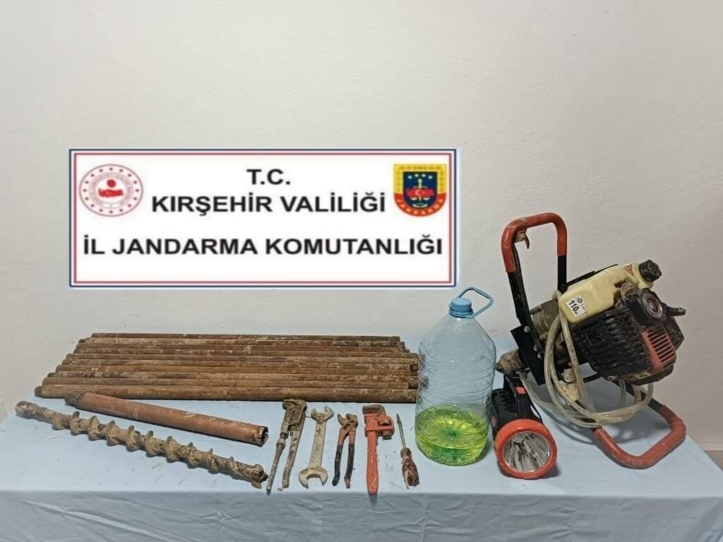 Kırşehir’in Mucur ilçesinde izinsiz kazı yaptığı belirlenen 2 şüpheli, jandarma