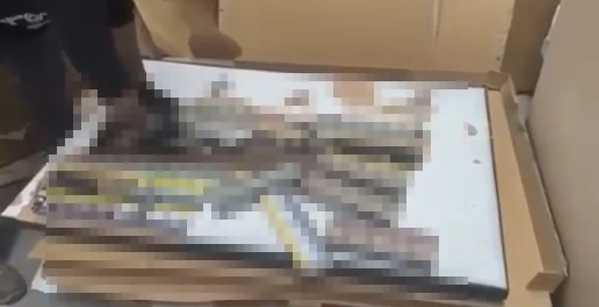 Kayseri’de polis ekipleri paketlenmiş halde duran yemek masalarının içerisinden 4