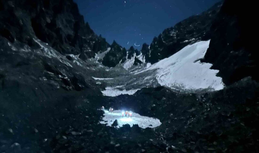 Rize’de Kaçkar Dağları’na zirve tırmanışı için çıkan ve kar bastırınca