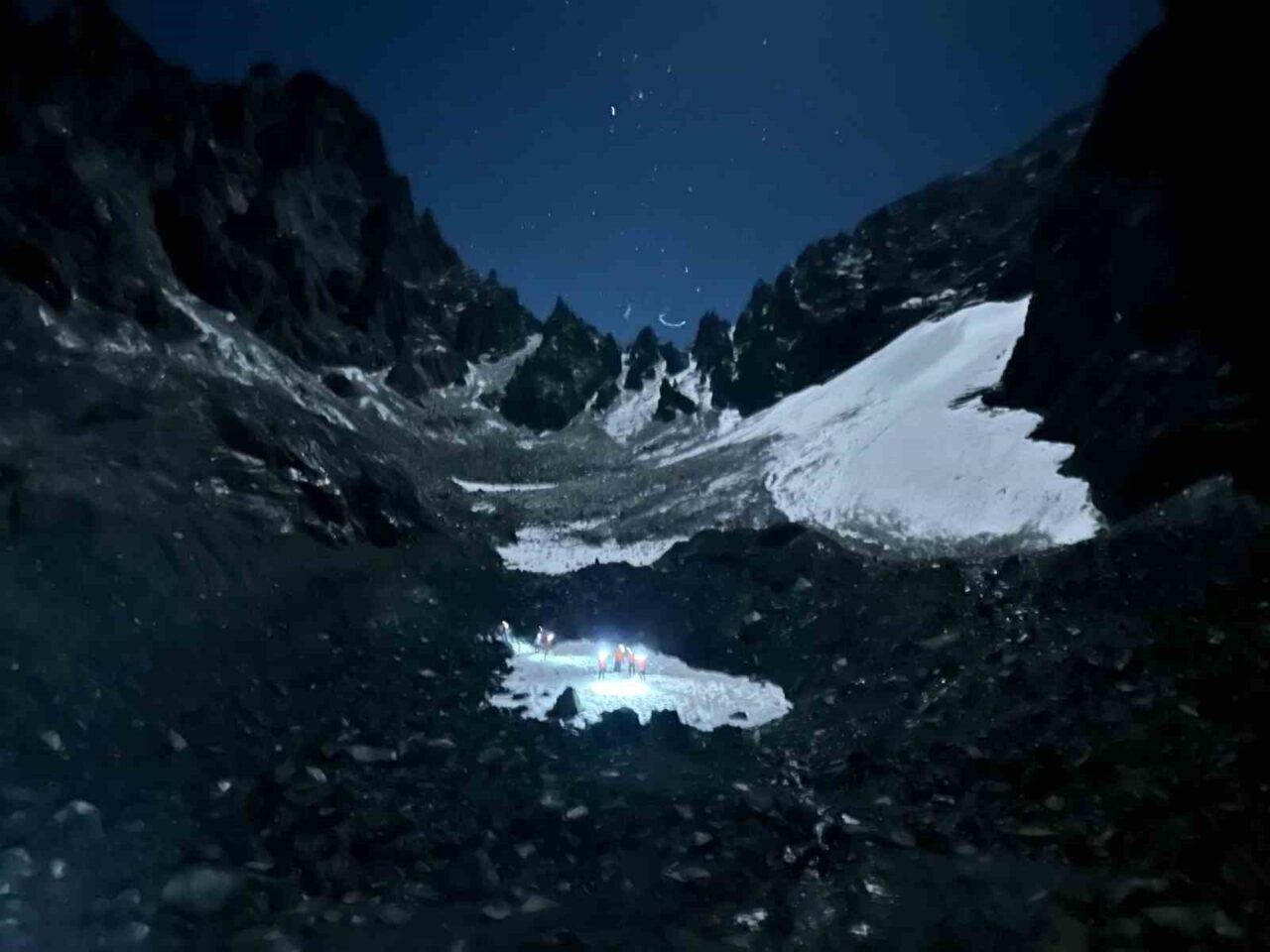 Rize’de Kaçkar Dağları’na zirve tırmanışı için çıkan ve kar bastırınca